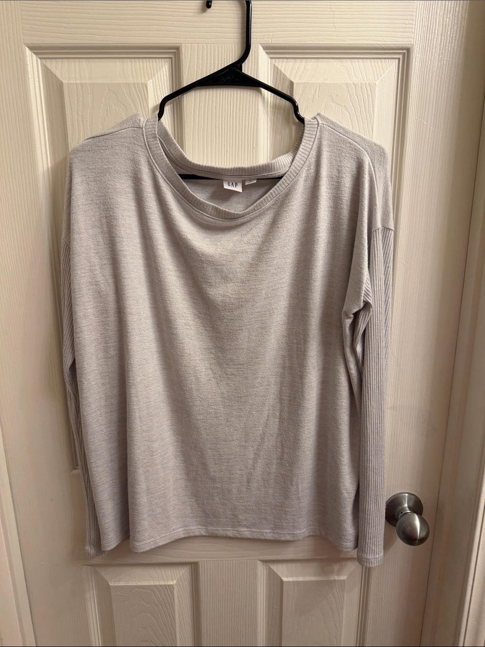 GAP Women's Light Gray Long Sleeve Crewneck Top